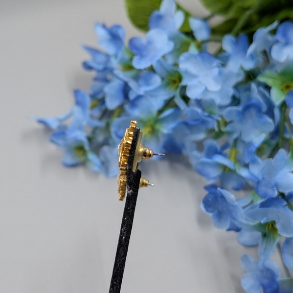 Gorgeous Snowflake Vintage Gold Plated Stud Earrings With Crystal Accents - Picture 4 of 6